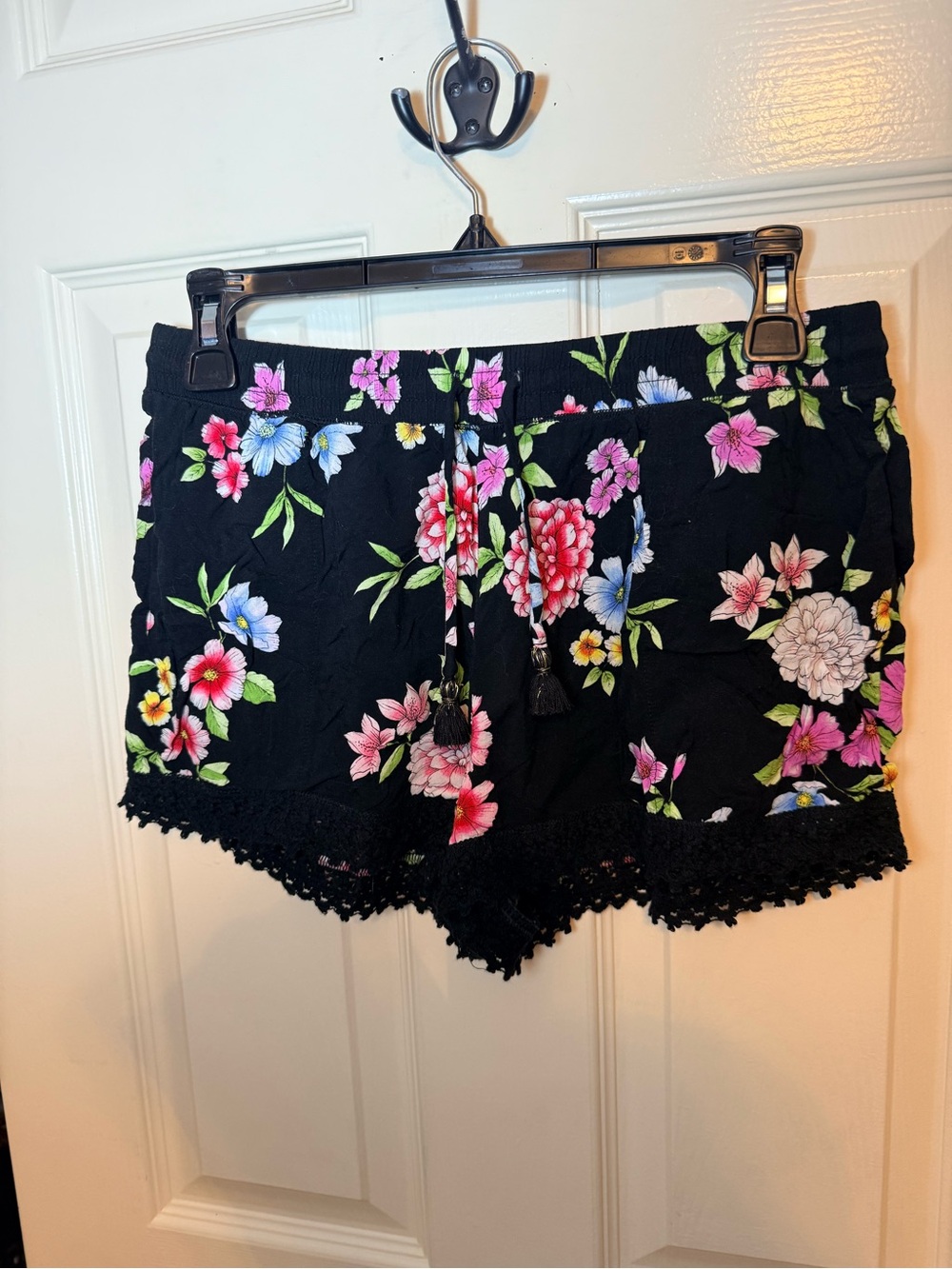 Kensie Floral Tassel Shorts Med Black Lace Trim Pull On Swing Shorts